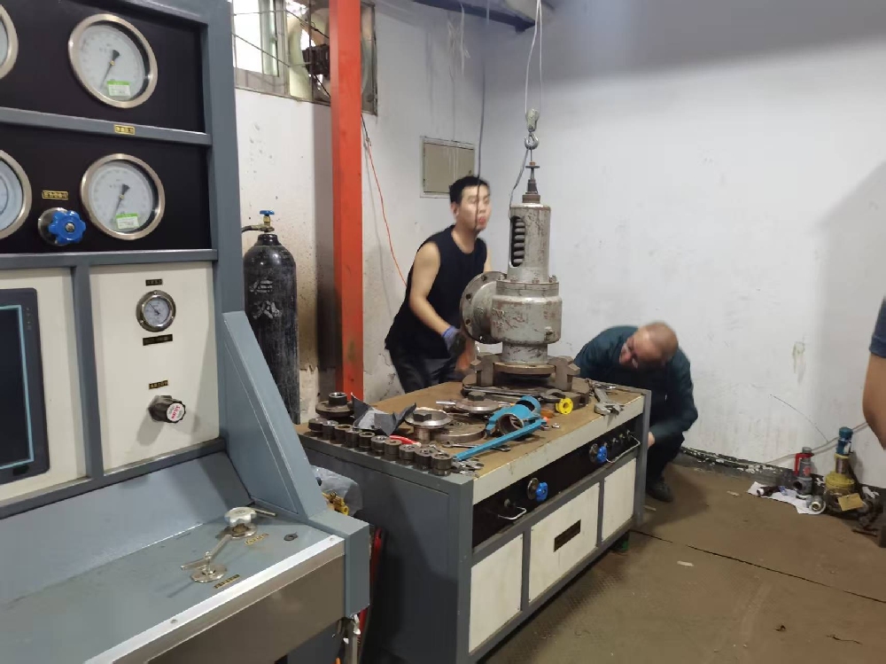 開盛供熱公司開展安全閥校驗工作